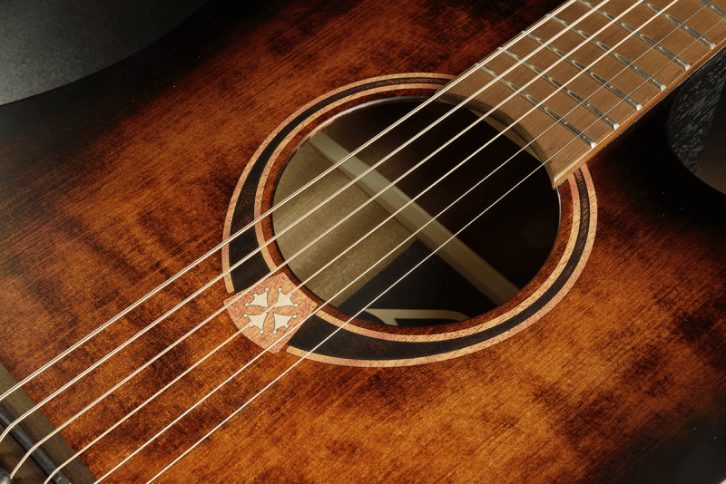 Rosace et table d’harmonie d’une guitare LÂG Tramontane 70, un détail emblématique au style chaleureux et soigné