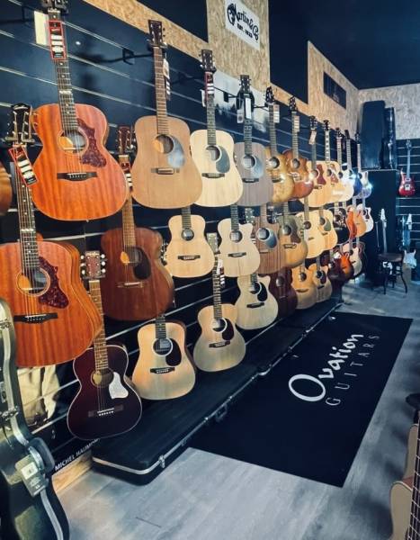 Vente de guitares FOLK , CLASSIQUE , ELECTRIQUE , dans notre magasin de musique à Avignon.