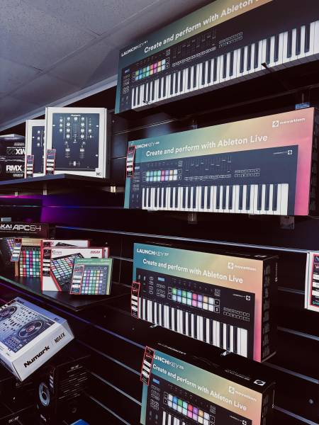 Venez découvrir notre rayon MAO (Musique Assistée par Ordinateur).