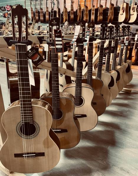 Vente de guitares FOLK , CLASSIQUE , ELECTRIQUE , dans notre magasin de musique à Avignon.
